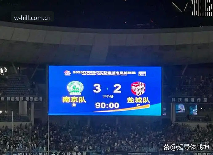球场看台的那记拥吻 vs 赛后社交媒体的刷屏狂欢